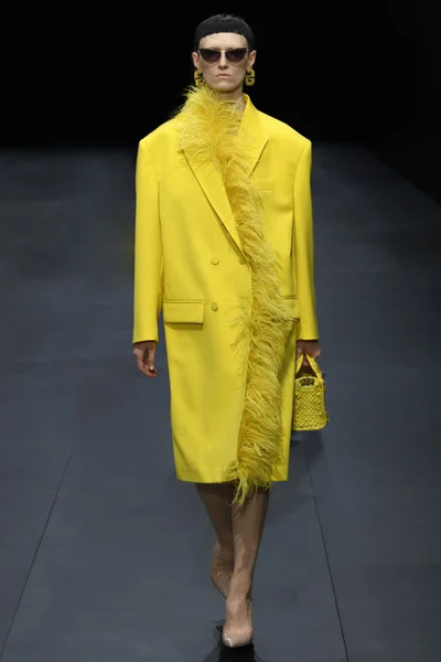 Look 16